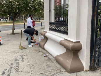 Pintan la Catedral de Monterrey tras daños. | Pamela Villanueva