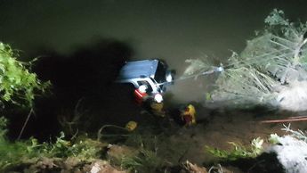 Elementos de Protección Civil tratando de sacar la camioneta del arroyo | Javier León