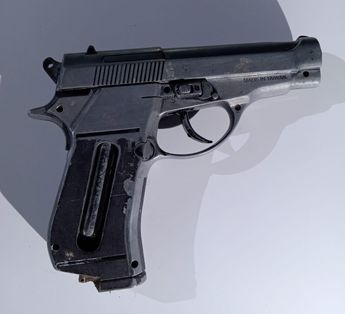 Arma réplica decomisada al menor. | Cortesía