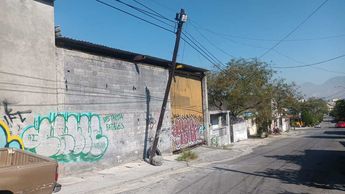 Poste a punto de caer en colonia San Bernabé / Fabricio Gallegos