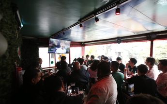 Aficionados viendo el México vs Polonia/ Ariana Pérez