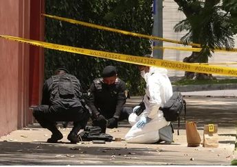 Peritos recogen casquillos después del atentado contra García Harfuch, donde dispararon 414 veces. (Octavio Hoyos)