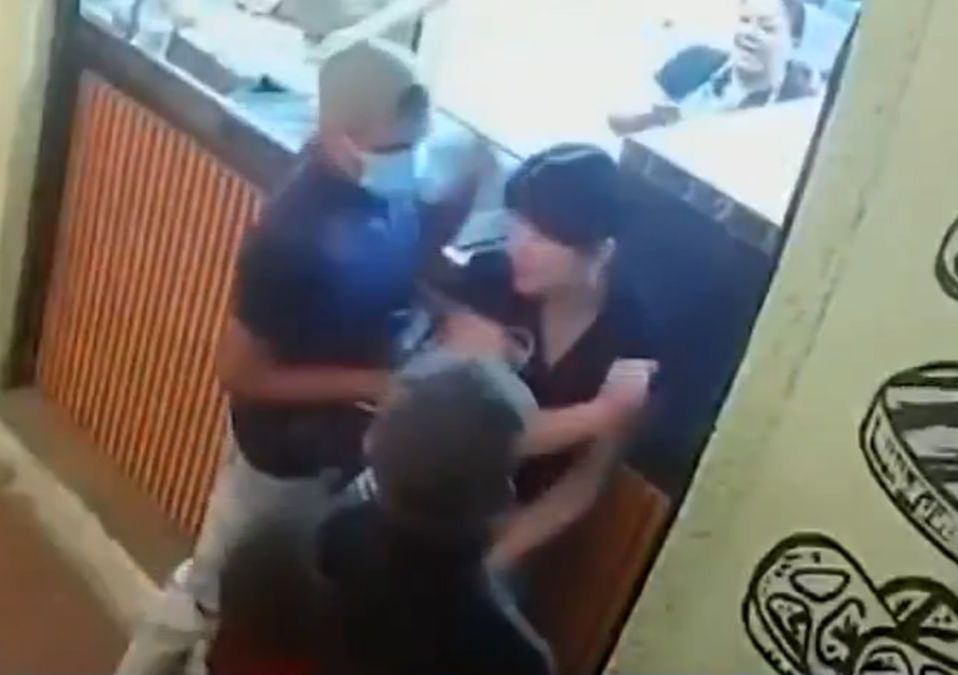 Compañeros de la trabajadora de pizzería ayudaron a rescatarla de un intento de secuestro en Chimalhuacán. | Telediario