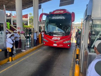 Los comerciantes permitieron la entrada y salida gratuita de más de una decena de vehículos al municipio de Tehuacán / Apolonia Amayo
