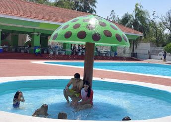 Una familia disfrutando del agua en el parque público. | Leyda Estrada