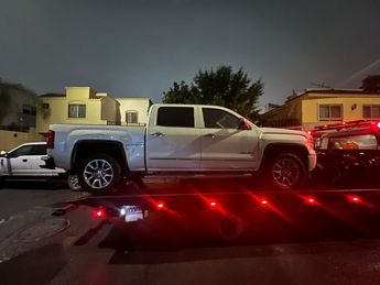 Las autoridades también decomisaron una camioneta marca GMC. | Cortesía