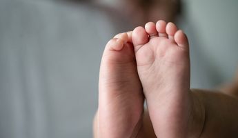 Bebé rescatado entre la basura en Ecatepec se quedará bajo resguardo del DIF
