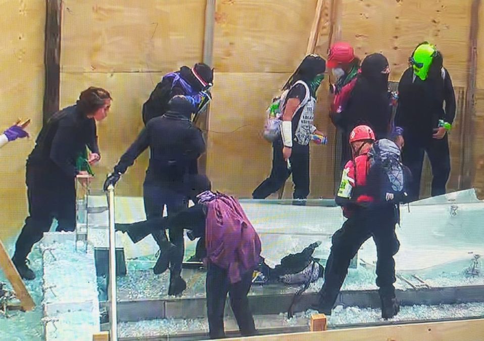 Mujer resulta lesionada tras caerle estructura de vidrio. / Cortesía