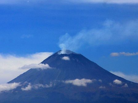 Aspecto del volcán Popocatépetl visto desde Puebla / Andrés Lobato