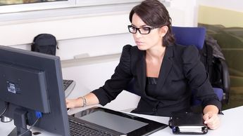 Algunas secretarias tienen conocimiento en contaduría y hasta organización de eventos / Pixabay