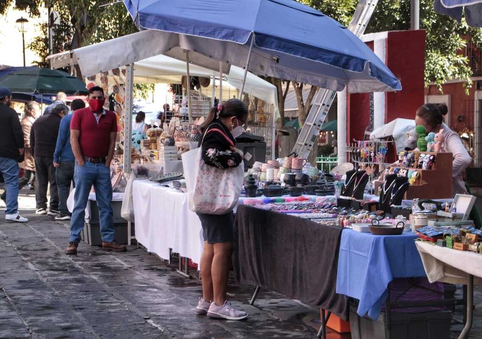 Poblanos adquieren antigüedades en la plazuela de Los Sapos / Melanie Torres