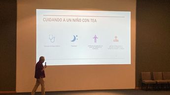 El trastorno del espectro autista es una afección relacionada con el desarrollo del cerebro que afecta la manera en la que una persona percibe y socia