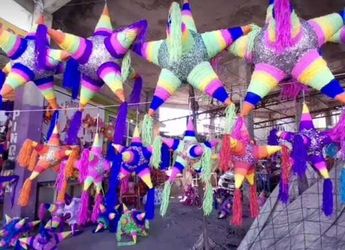 Los artesanos venden sus piñatas en la carretera Cuautitlán-Melchor Ocampo, conocido como el "kilómetro de la piñata". (Especial)