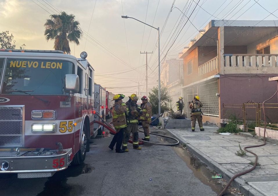 Rescatan a perritos de incendio en Monterrey / Miranda Arias
