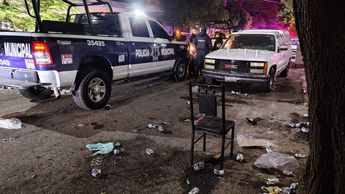 Latas y botellas de cerveza quedaron sobre el pavimento de la avenida Séptima tras la dispersión de los involucrados en la gresca.