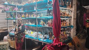 Comerciantes muestran la variedad de faroles, nacimientos y decoraciones navideñas en el tianguis | Foto: Gloria Reza