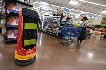 Robo Coke ofrece distintas promociones mientras avanza. / Roberto Alanis