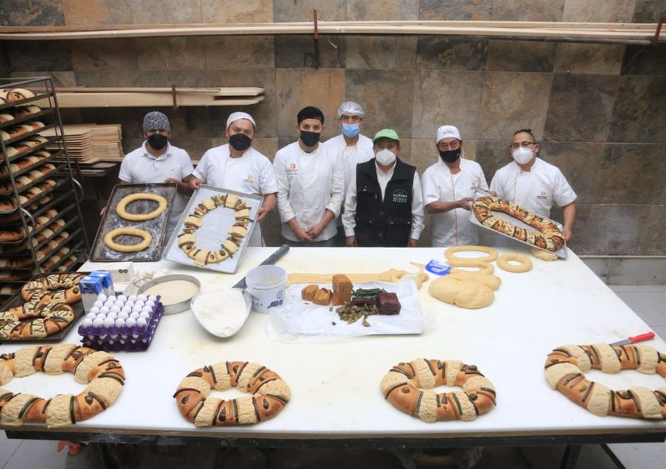 Empleados de la Pastelería y Panadería California B / Andrés Lobato