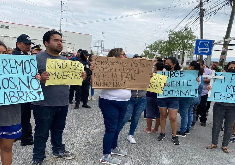 Exigen puente peatonal para evitar accidentes al cruzar en Carretera a Laredo
