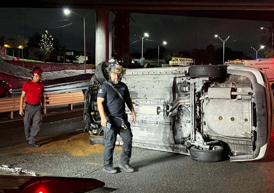 Protección Civil de Monterrey evaluó a los tripulantes del automóvil sin que fuera necesario su traslado a un hospital. | Edgar Plata
