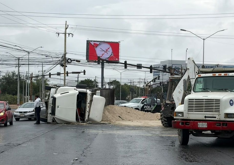 Las labores para retirar la carga esparcida sobre la vía y limpiar el combustible derramado ocasionaron cierres parciales.| Especial