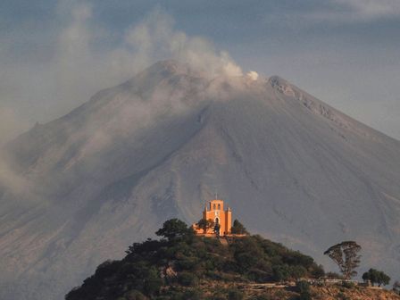 La silueta del volcán Popocatépetl y el cerro de San Miguel, con su tremendo parecido | Andrés Lobato