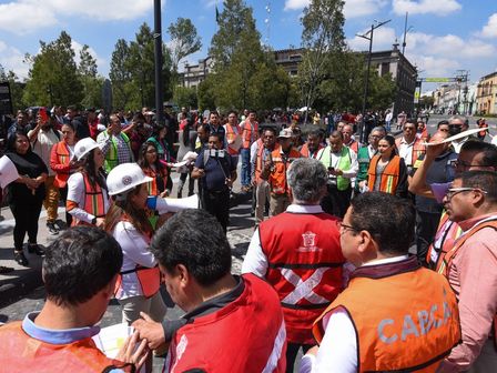 Luego de desalojar los edificios, los ciudadanos deben resguardarse y cuidarse entre ellos | Cuartoscuro