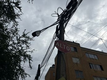 Cableado en la colonia el Álamo / Roberto Hurtado