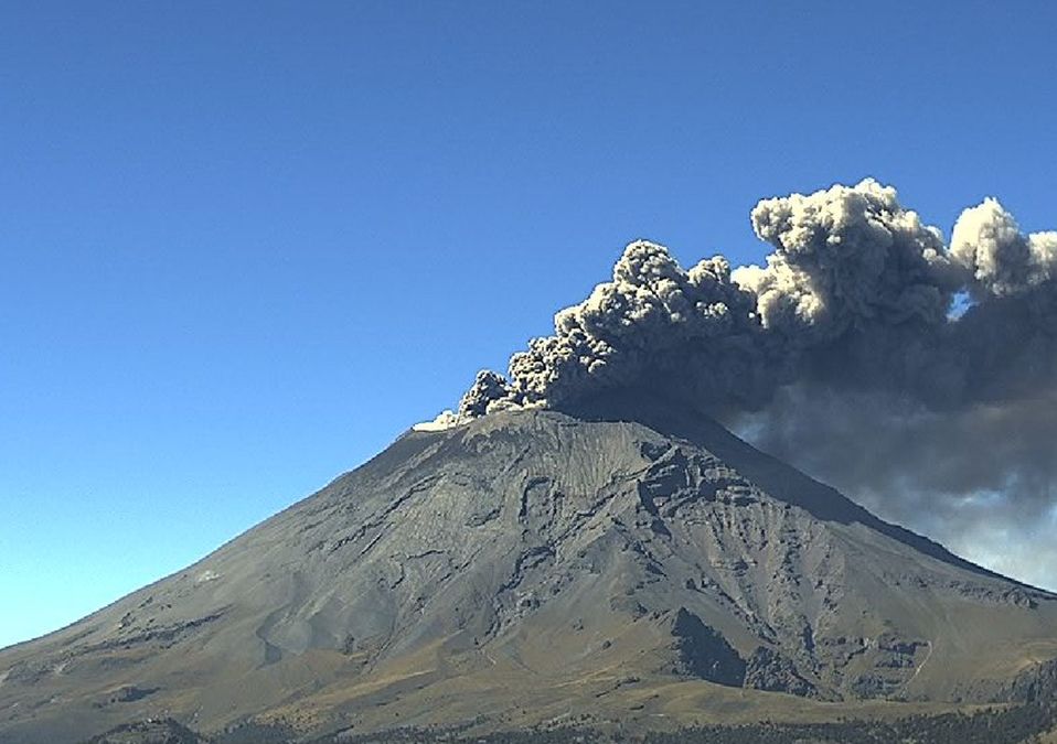 Volcán Popocatépetl con emisión de ceniza / Cenapred