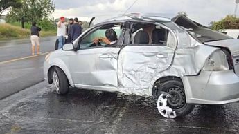 El matrimonio viajaba en un auto Chevrolet Aveo que se impactó contra un macetero en la autopista | Especial
