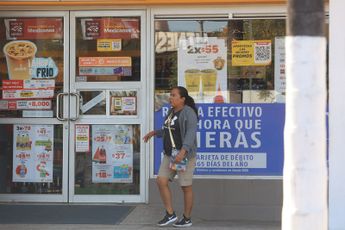 El grupo de hampones ingresó al establecimiento fingiendo ser clientes, para luego amagar a los empleados con sus armas de fuego / Agencia Es Imagen