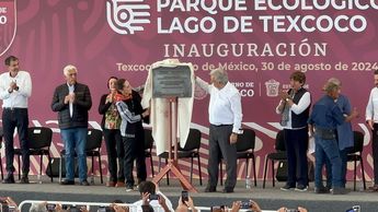 El presidente López Obrador y la presidenta electa Claudia Sheinbaum develaron la placa que constata el "acto de justicia ambiental"./Presidencia.