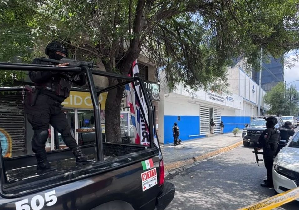 El operativo en una barbería del Centro de Monterrey busca esclarecer su posible relación con actividades de venta de droga.| Especial