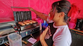 Besos negros, rozones, mañaneros, sueños húmedos y waffles en forma de pene, son algunos de los alimentos que ofrece La Penería | David Meléndez