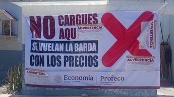 Personal de la Profeco coloca lonas con la leyenda "No cargues aquí, se vuelan la barda con el precio" en estación de gasolina | Apolonia Amayo
