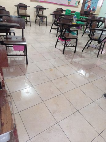 Las aulas de la primaria tienen charcos y escurrimientos por filtración del agua. | Fabricio Gallegos