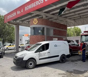 Familiares trasladaron a la adulta mayor hasta una estación de Bomberos en busca de atención médica urgente.