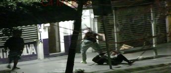 En el material de video se observaba a los dos hombres forcejeando con un transeúnte. | Cortesía