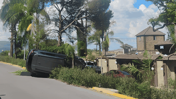 Mujer volcó su camioneta en Cumbres 2 en Monterrey / Especial.