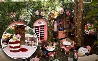 Con una ambientación adorable y un menú que incluye pasteles, lattes y frappés inspirados en Hello Kitty | Hello Kitty Café Cháteau