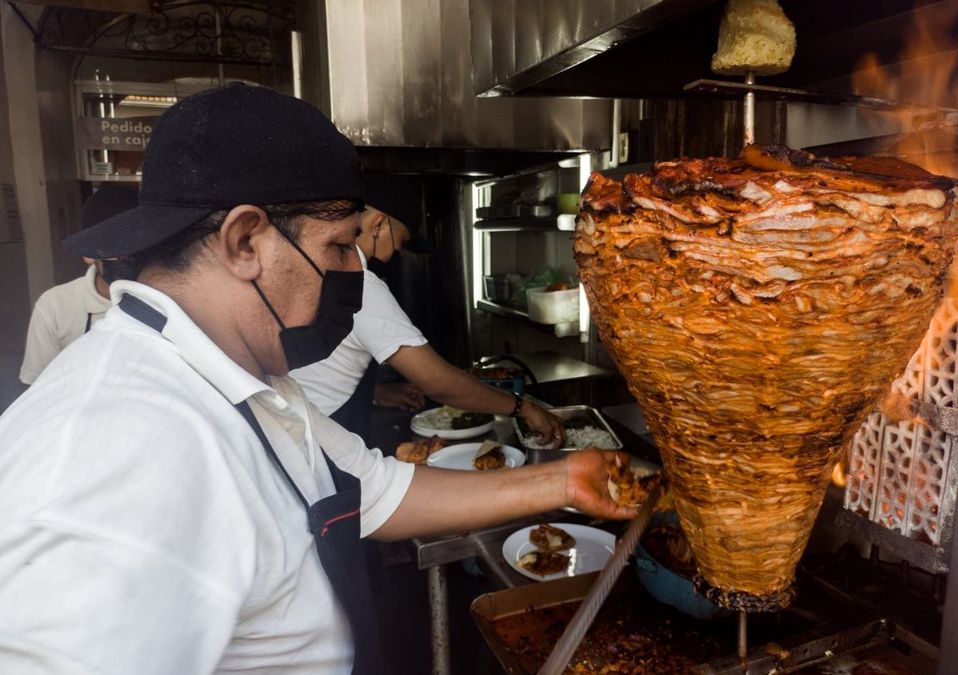 Taqueros sirven tacos en "El Patio y las Ranas" / Jesús Zavala