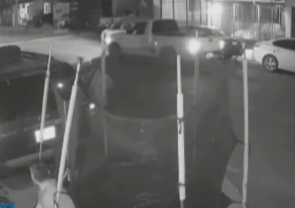 Conductor de camioneta huye tras chocar vehículos estacionados en San Nicolás. | Especial