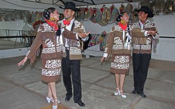 Danzantes de la Escuela Superior de Danza Follkórica Mexicana de C’acatl | Melanie Torres