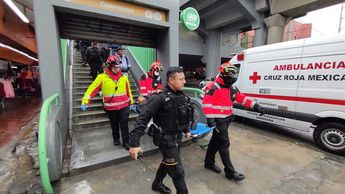 Autoridades bajaron al hombre por las escaleras del Metro para ser trasladado a un hospital. | Agustín Martínez