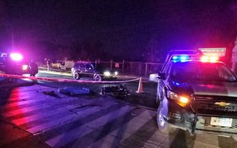 Autoridades en el lugar donde un joven motociclista fue impactado | Telediario