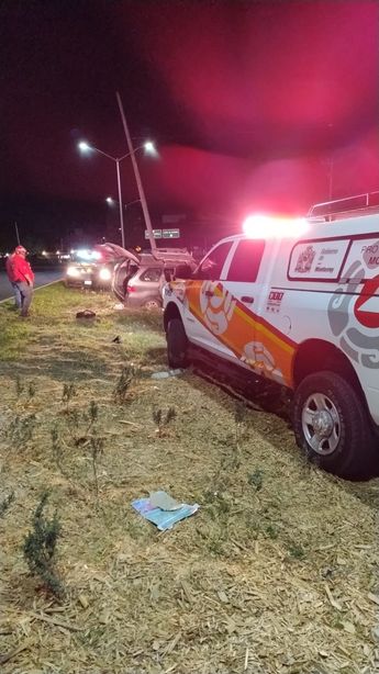 De acuerdo a testigos el conductor de una camioneta Avanza perdió el control y terminó por estrellarse. | Miranda Arias