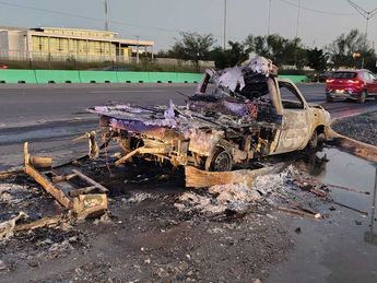 Dos hombres que tripulaban la camioneta pudieron ponerse a salvo antes de que fuera consumida por el fuego. | Agustín Martínez