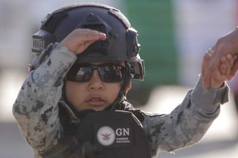 Menor portando el uniforme de la Guardia Nacional en desfile de la Revolución Mexicana en Torreón | Foto: Manuel Guadarrama