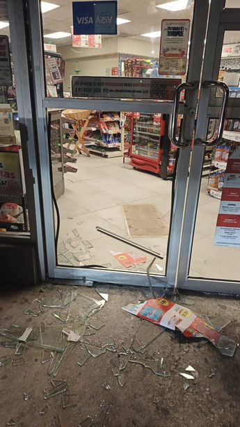La puerta de cristal de la tienda de conveniencia fue rota por el responsable del robo en Monterrey. | Cortesía