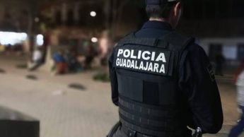 Los uniformados negociaron con el sujeto para que soltara el arma. | Foto: Policía de Guadalajara